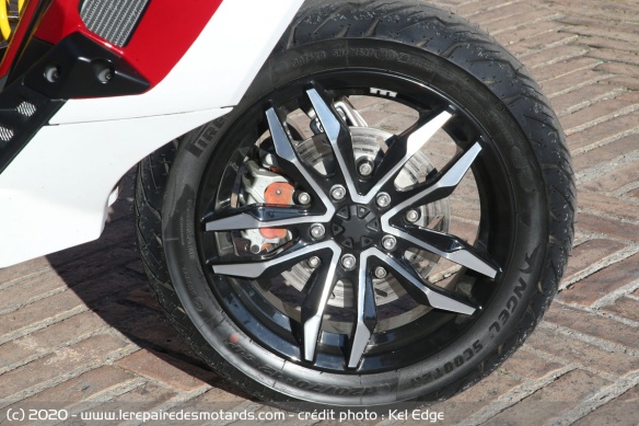 La roue avant de 12' est chaussée en Pirelli Angel Scoot