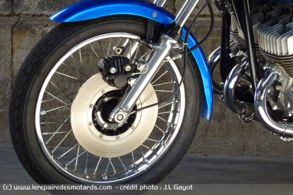 Le frein à disque avant de la 750 H2 sera souvent décrié. Toutefois, il freinait pourtant mieux que celui de la CB750. Mais il était surtout beaucoup plus souvent sollicité !