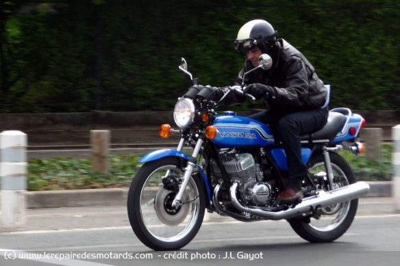 Bien chaussée et équipée d'amortisseurs en bon état, la tenue de route de la Kawasaki 750 H2 s'avère tout à fait saine et parfaitement neutre