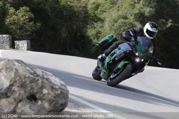 Essai Kawasaki H2 SX SE en virage