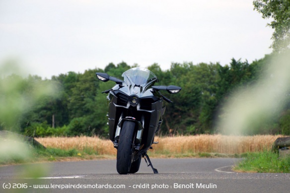 Kawasaki H2 de face
