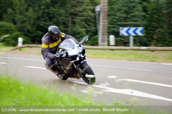 Kawasaki H2 sur route en virage