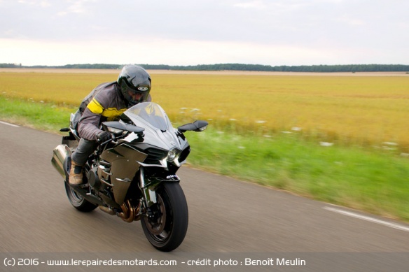 Kawasaki H2 en pointe sur route