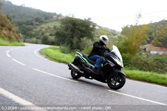 Essai scooter Kawasaki J300 sur route