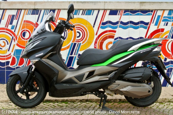 Vue du profil gauche du scooter Kawasaki J300