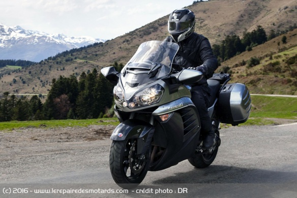 Kawasaki GTR 1400 sur route
