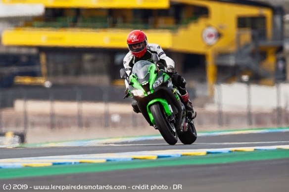 Les superbikes comme la Ninja ZX-10R se montrent finalement assez faciles grâce à un couple plus présent
