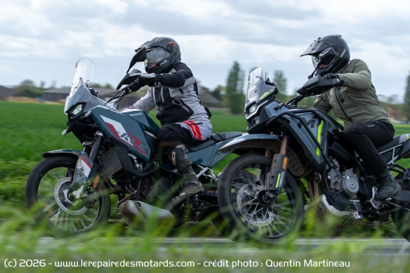 Le twin de la CFMOTO offre plus de caractère, mais la Kawasaki est plus facile et plus rassurante
