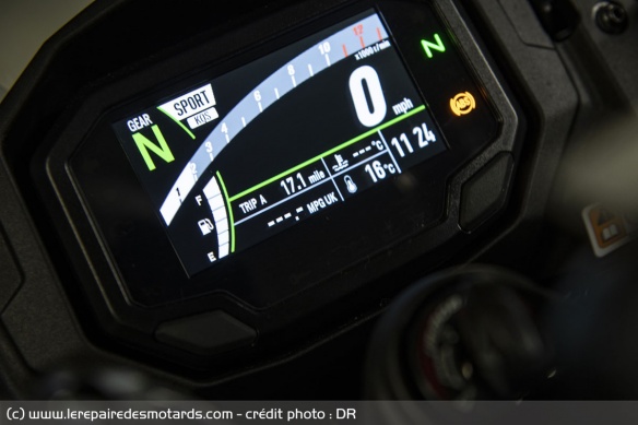 L'instrumentation TFT couleur de 4,3 pouces est identique à celui de la Z900