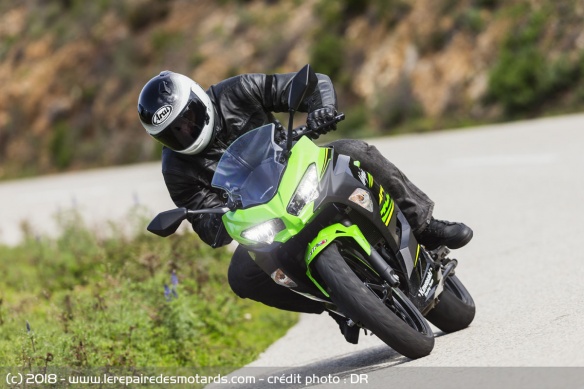 Essai Kawasaki Ninja 400 en courbe