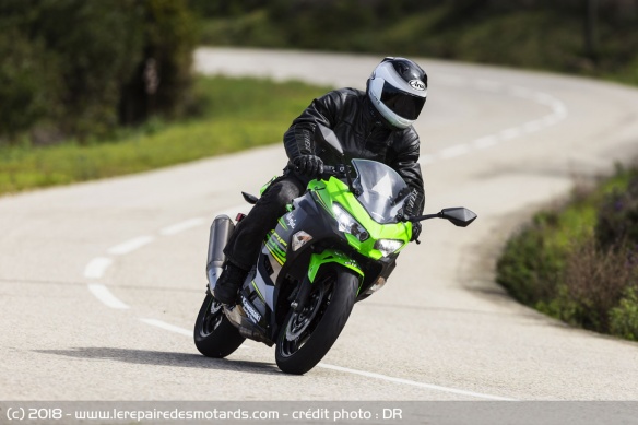 La Kawasaki Ninja 400 sur petite route