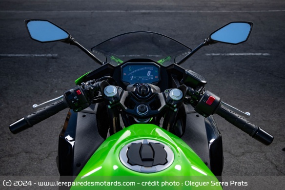 L'ergonomie de la Ninja 500 est en partie adaptable grâce au système Ergo-Fit