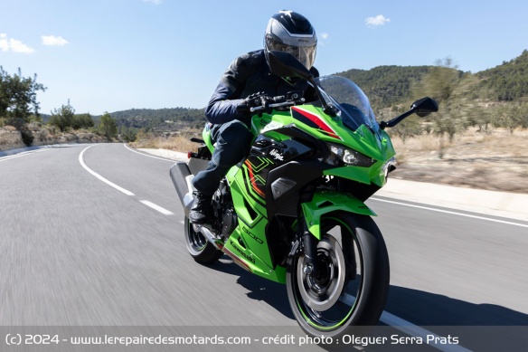 Pas trop exclusive dans sa position, la Ninja 500 SE reste adaptée à la ville