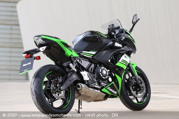 La 650 reprend les lignes de la série Ninja