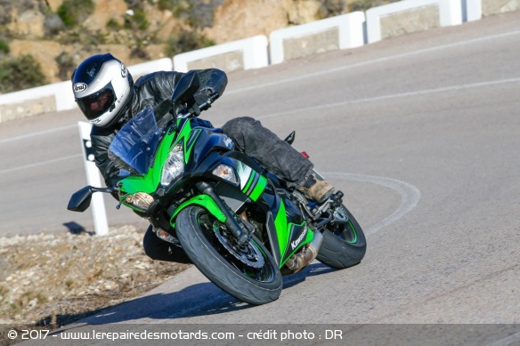 Kawasaki Ninja 650 en virage