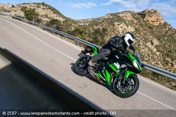 Kawasaki Ninja 650 en ligne droite