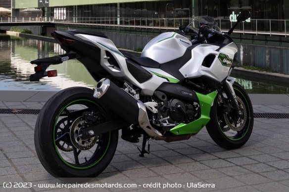La Ninja 7 Hybrid fait l'impasse sur les aspects pratiques, même les poignées passager sont aux abonnés absents...