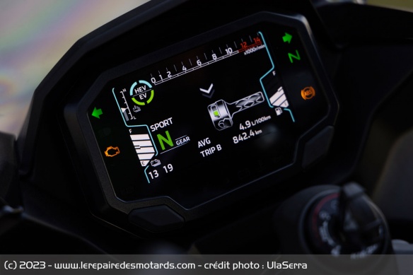Le compteur TFT de la Kawasaki Ninja 7 Hybrid