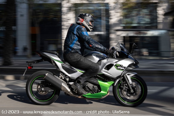 En Hybrid ECO, le moteur thermique prend le relais de l'électrique au-delà de 20 km/h