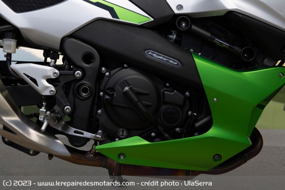 La moto s'appuie sur un twin de 451 cm3 et un moteur électrique de 12 ch