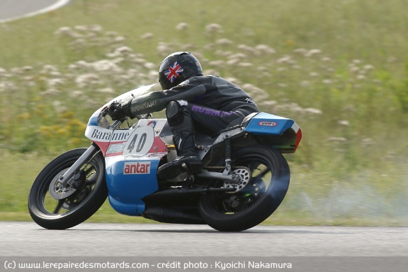 Les pneus adhèrent bien et la moto met vite en confiance