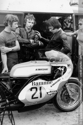 Christian Ravel, Eric Offenstadt et François Beau devant la Kawasaki H1R en 1970