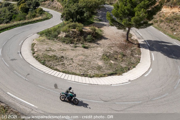 Essai de la néo-rétro Kawasaki Z650 RS sur petites routes
