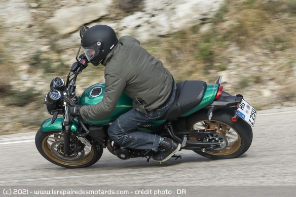 Agilité et facilité de la Kawasaki Z650 RS sur route
