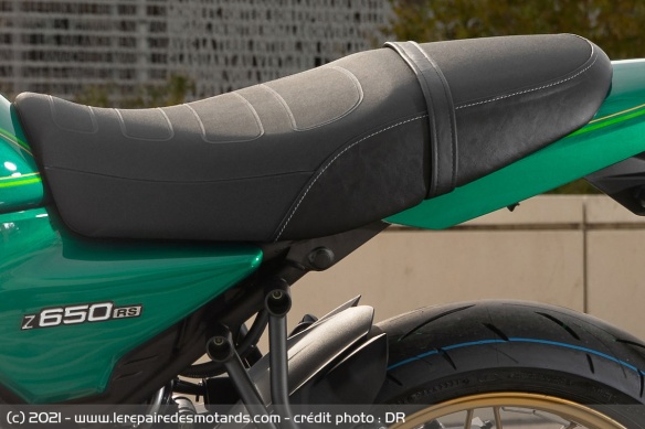 Une selle à 820 mm, plus haute que la Z650 originelle et sans poignée passager (en option)