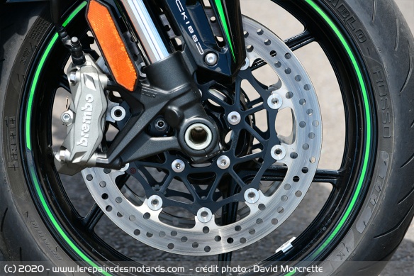 Doubles disques semi-flottants de 320 mm, étriers radiaux Brembo M4.32