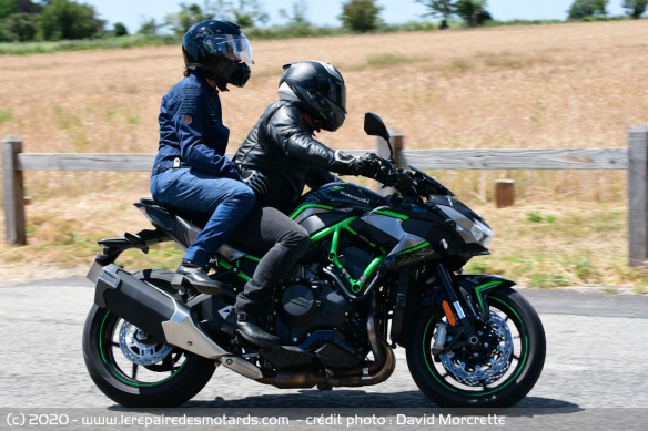 Un duo comme sur une sportive avec vision au-dessus du pilote