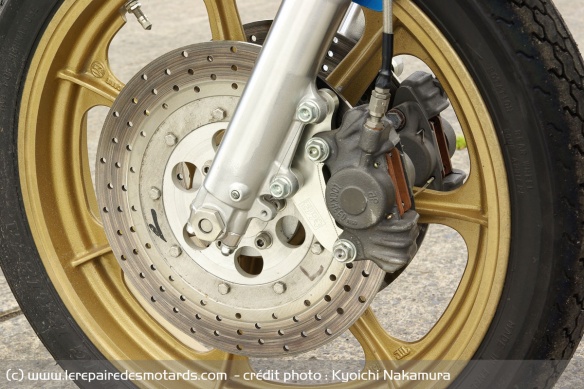 Les disques avant sont véritablement le point faible de la moto