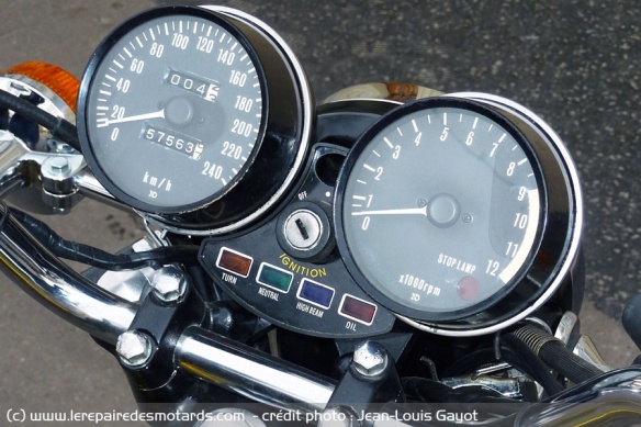Sur le modèle 74, un voyant de feu stop est intégré au compte-tours. On remarquera également l'encoche entre les compteurs destinée à accueillir le porte-clefs.