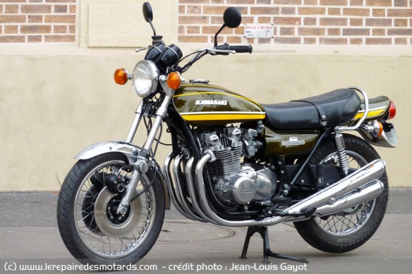 Quatre pots, grand guidon, des chromes... Une vraie moto !