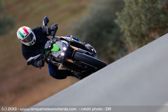 Kawasaki Z1000 de face