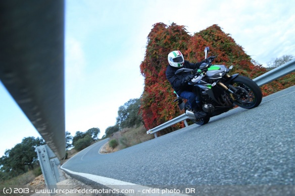 Kawasaki Z1000 sur un rail