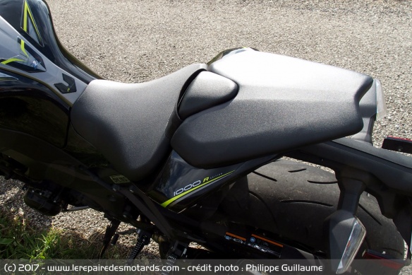 L'amortisseur offre plus de confort, mais la selle reste très ferme