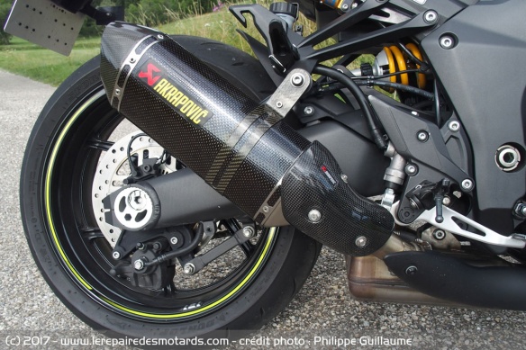 La R Pack Performance est accompagnée de son silencieux Akrapovic