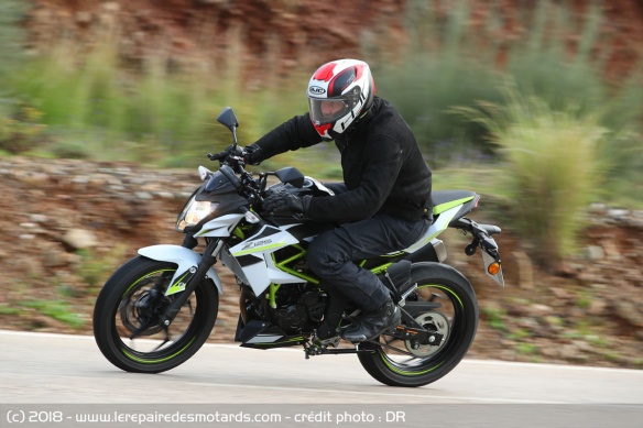 Kawasaki Z125 sur route