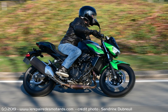 Kawasaki Z400 sur départementale