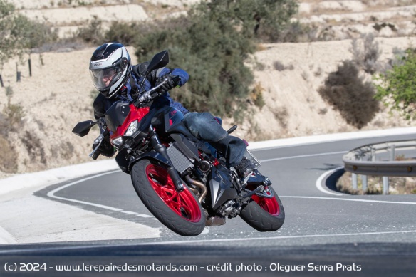 Facile à faible allure, la Z500 n'aime pas hausser le rythme