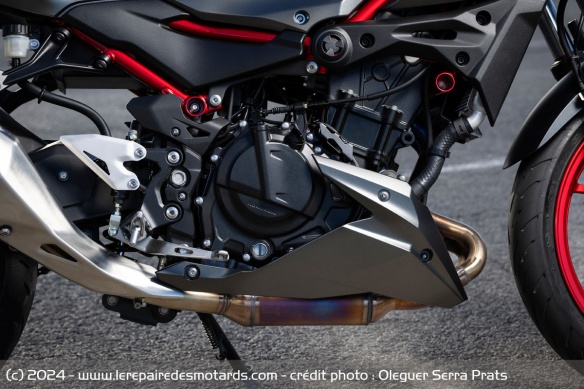 Le moteur bicylindre en ligne de 451 cm3 délivre 45,4 ch et 42,6 Nm