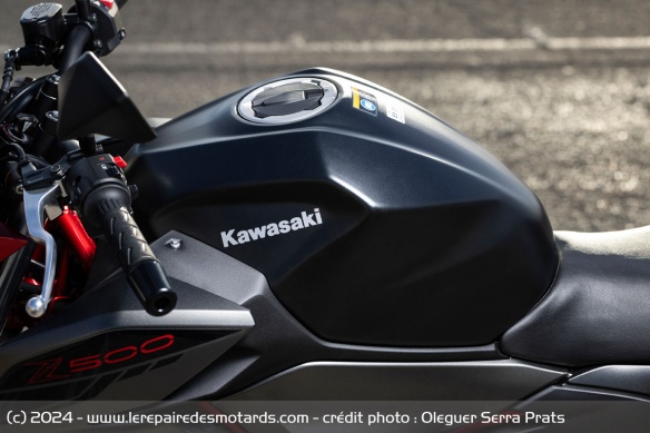 Avec 5,3 l/100 km en attaquant fort, la Z500 parvient à limiter sa consommation