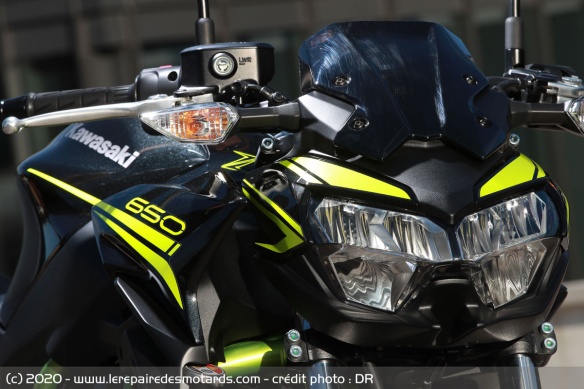 Le phare avant de la Kawasaki Z650