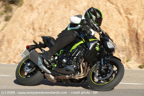La Kawasaki Z900 sur route sèche