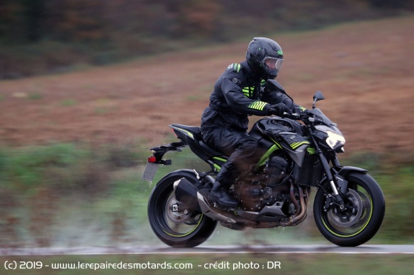 La Kawasaki Z900 sur route mouillée