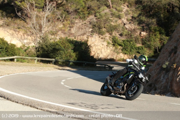 Sortie de courbe avec la Kawasaki Z900