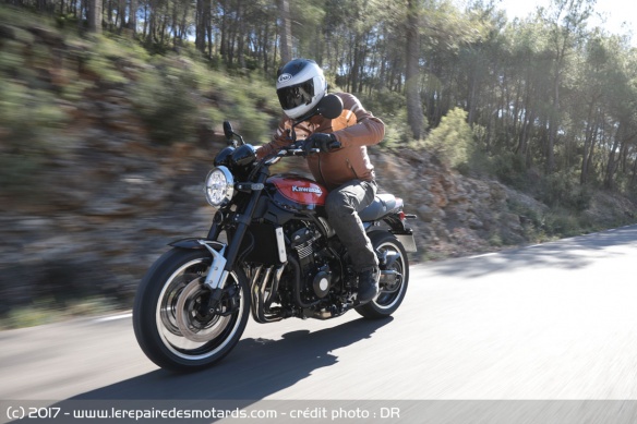 La Kawasaki Z900RS à l'accélération