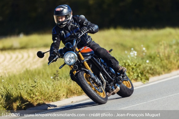 La moto conserve une tendance naturelle à élargir la trajectoire