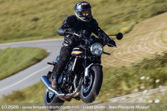 La Z900RS est d'une justesse confondante et répond à toute demande sans broncher